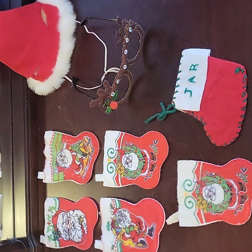 6 little stocking, a christmas hat for cat or small dog nd 1 pair of glasses